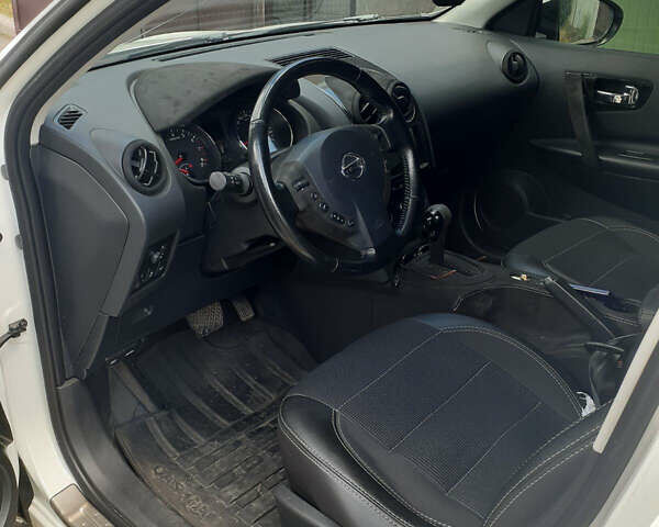 Белый Ниссан Кашкай, объемом двигателя 1.6 л и пробегом 157 тыс. км за 10900 $, фото 6 на Automoto.ua