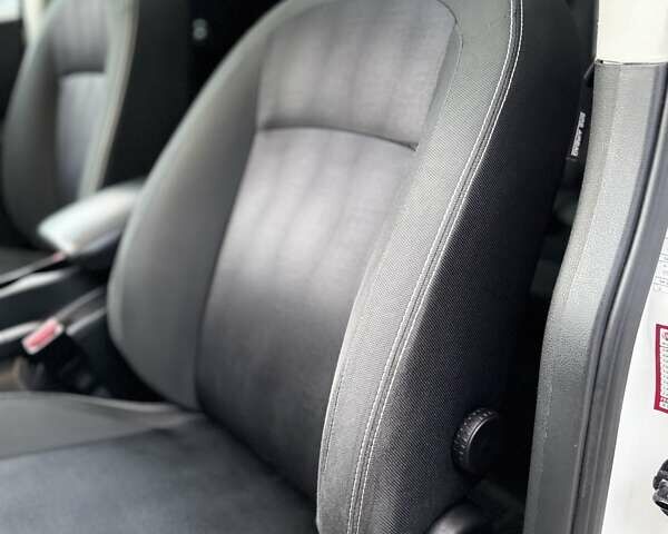 Белый Ниссан Кашкай, объемом двигателя 1.6 л и пробегом 174 тыс. км за 12999 $, фото 101 на Automoto.ua