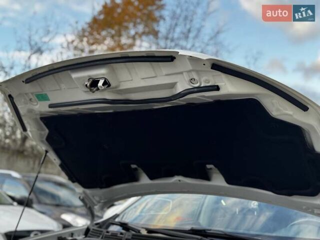 Белый Ниссан Кашкай, объемом двигателя 1.6 л и пробегом 174 тыс. км за 12999 $, фото 61 на Automoto.ua