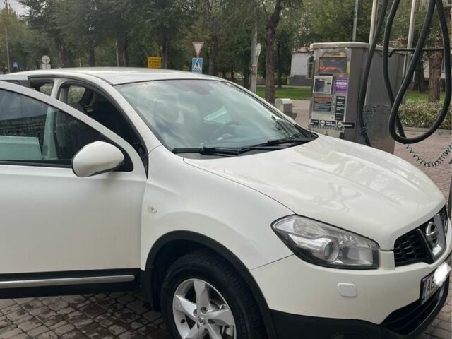 Белый Ниссан Кашкай, объемом двигателя 2 л и пробегом 190 тыс. км за 10000 $, фото 2 на Automoto.ua