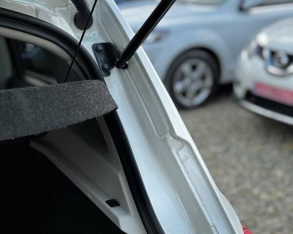 Белый Ниссан Кашкай, объемом двигателя 1.6 л и пробегом 174 тыс. км за 12999 $, фото 82 на Automoto.ua