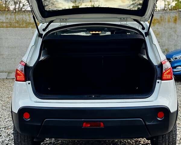 Белый Ниссан Кашкай, объемом двигателя 1.6 л и пробегом 174 тыс. км за 12999 $, фото 74 на Automoto.ua