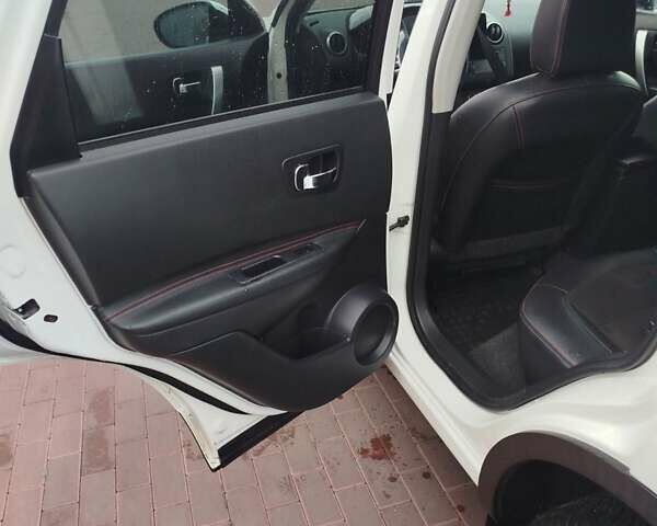 Белый Ниссан Кашкай, объемом двигателя 1.5 л и пробегом 255 тыс. км за 11200 $, фото 1 на Automoto.ua