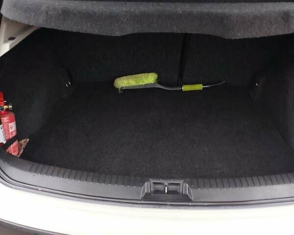 Белый Ниссан Кашкай, объемом двигателя 1.5 л и пробегом 255 тыс. км за 11200 $, фото 2 на Automoto.ua