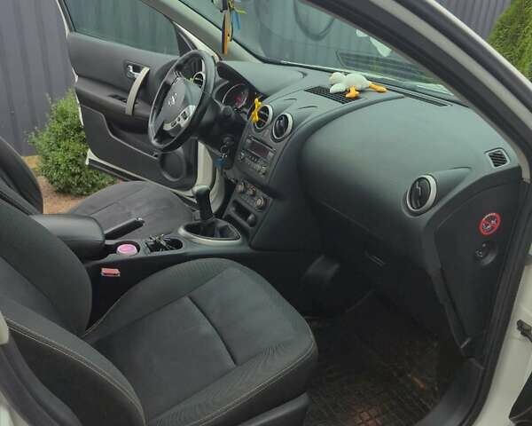 Белый Ниссан Кашкай, объемом двигателя 1.6 л и пробегом 172 тыс. км за 10500 $, фото 7 на Automoto.ua