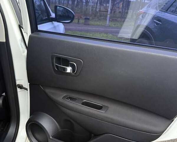 Белый Ниссан Кашкай, объемом двигателя 2 л и пробегом 150 тыс. км за 11500 $, фото 8 на Automoto.ua