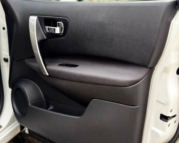 Белый Ниссан Кашкай, объемом двигателя 1.6 л и пробегом 174 тыс. км за 12999 $, фото 126 на Automoto.ua