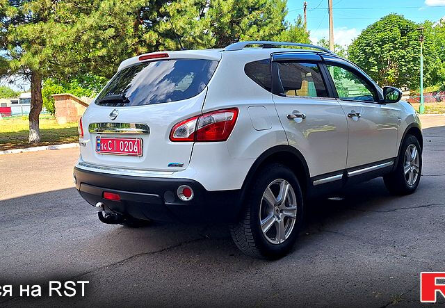 Белый Ниссан Кашкай, объемом двигателя 1.5 л и пробегом 225 тыс. км за 11500 $, фото 5 на Automoto.ua