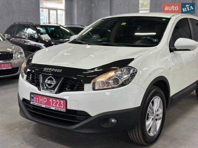 Белый Ниссан Кашкай, объемом двигателя 1.6 л и пробегом 160 тыс. км за 11799 $, фото 2 на Automoto.ua