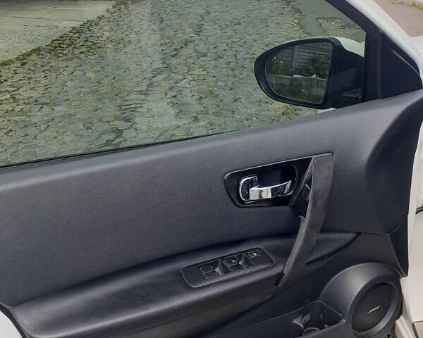 Белый Ниссан Кашкай, объемом двигателя 1.6 л и пробегом 157 тыс. км за 10900 $, фото 8 на Automoto.ua