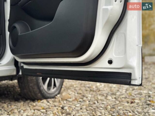 Белый Ниссан Кашкай, объемом двигателя 1.6 л и пробегом 174 тыс. км за 12999 $, фото 125 на Automoto.ua