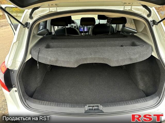 Белый Ниссан Кашкай, объемом двигателя 1.6 л и пробегом 187 тыс. км за 10999 $, фото 10 на Automoto.ua