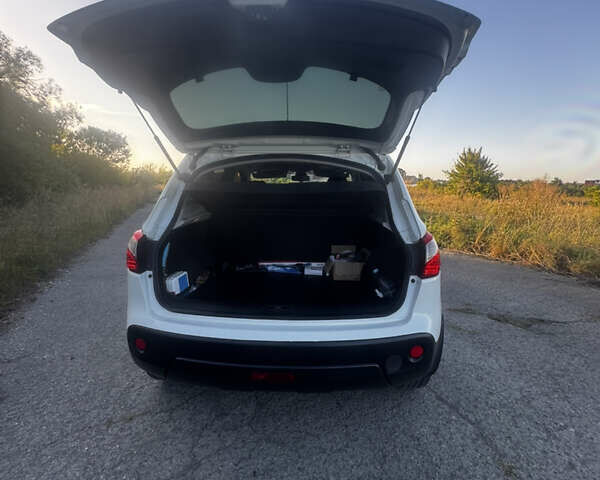 Белый Ниссан Кашкай, объемом двигателя 1.6 л и пробегом 110 тыс. км за 14100 $, фото 1 на Automoto.ua