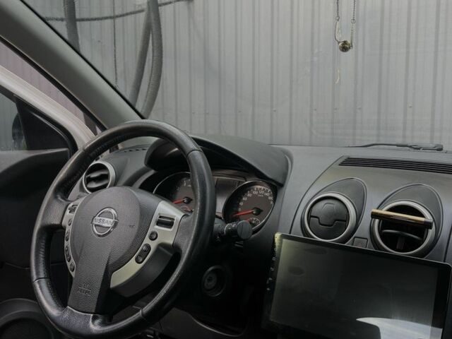 Белый Ниссан Кашкай, объемом двигателя 2 л и пробегом 190 тыс. км за 10000 $, фото 4 на Automoto.ua