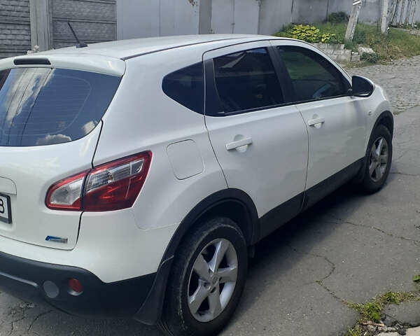 Белый Ниссан Кашкай, объемом двигателя 1.6 л и пробегом 157 тыс. км за 10900 $, фото 2 на Automoto.ua