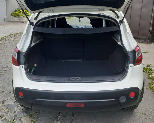 Белый Ниссан Кашкай, объемом двигателя 1.6 л и пробегом 157 тыс. км за 10900 $, фото 5 на Automoto.ua