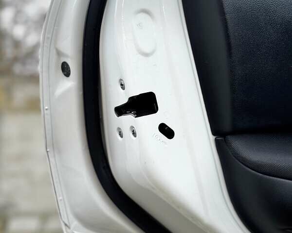 Белый Ниссан Кашкай, объемом двигателя 1.6 л и пробегом 174 тыс. км за 12999 $, фото 88 на Automoto.ua