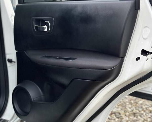 Белый Ниссан Кашкай, объемом двигателя 1.6 л и пробегом 174 тыс. км за 12999 $, фото 122 на Automoto.ua