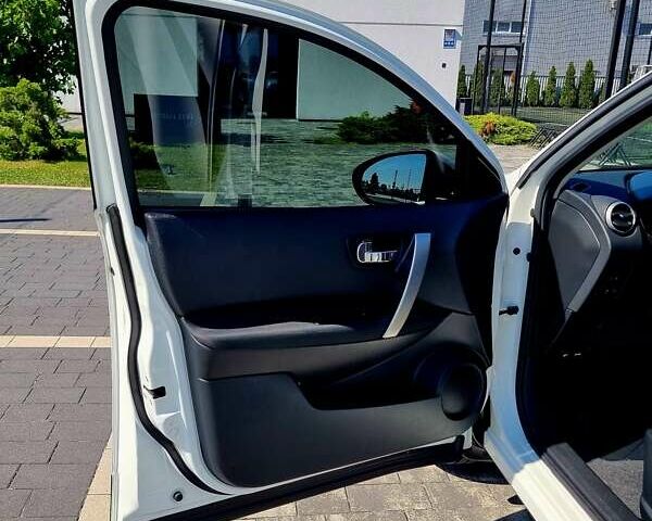 Белый Ниссан Кашкай, объемом двигателя 2 л и пробегом 162 тыс. км за 11899 $, фото 76 на Automoto.ua