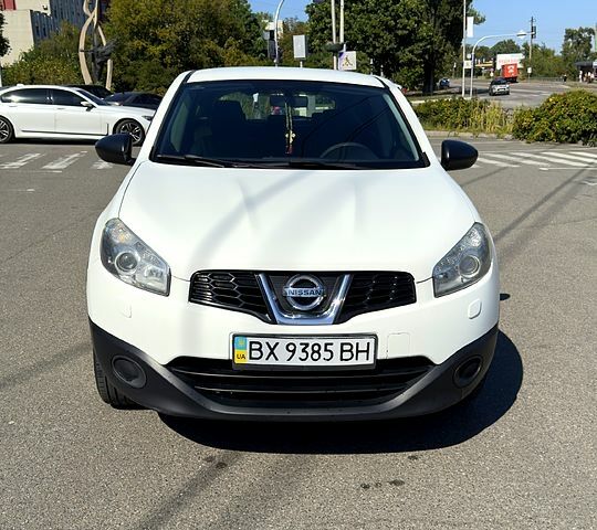 Белый Ниссан Кашкай, объемом двигателя 1.6 л и пробегом 155 тыс. км за 11000 $, фото 4 на Automoto.ua