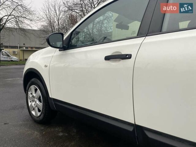 Белый Ниссан Кашкай, объемом двигателя 1.6 л и пробегом 220 тыс. км за 9800 $, фото 26 на Automoto.ua