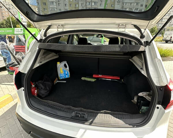 Белый Ниссан Кашкай, объемом двигателя 2 л и пробегом 153 тыс. км за 12500 $, фото 28 на Automoto.ua