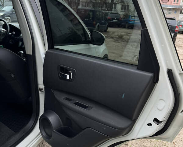 Білий Ніссан Кашкай, об'ємом двигуна 1.6 л та пробігом 175 тис. км за 11000 $, фото 16 на Automoto.ua