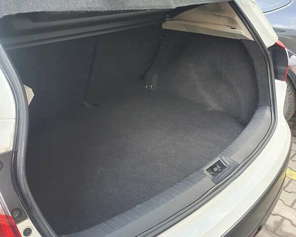 Белый Ниссан Кашкай, объемом двигателя 1.6 л и пробегом 180 тыс. км за 11000 $, фото 4 на Automoto.ua