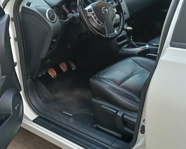 Белый Ниссан Кашкай, объемом двигателя 1.6 л и пробегом 200 тыс. км за 13500 $, фото 4 на Automoto.ua