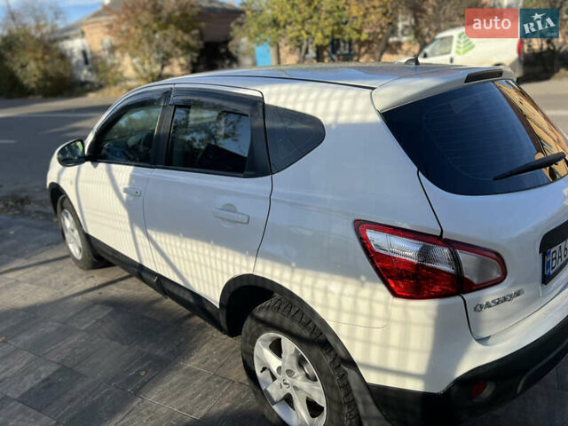 Белый Ниссан Кашкай, объемом двигателя 1.6 л и пробегом 167 тыс. км за 10000 $, фото 3 на Automoto.ua