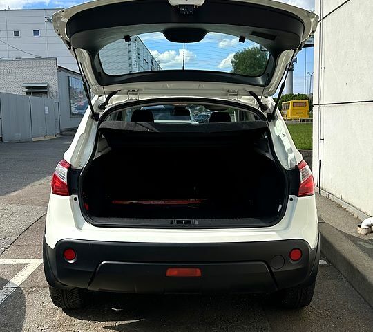 Белый Ниссан Кашкай, объемом двигателя 2 л и пробегом 127 тыс. км за 12500 $, фото 2 на Automoto.ua