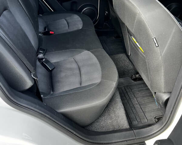 Белый Ниссан Кашкай, объемом двигателя 1.5 л и пробегом 229 тыс. км за 11600 $, фото 14 на Automoto.ua