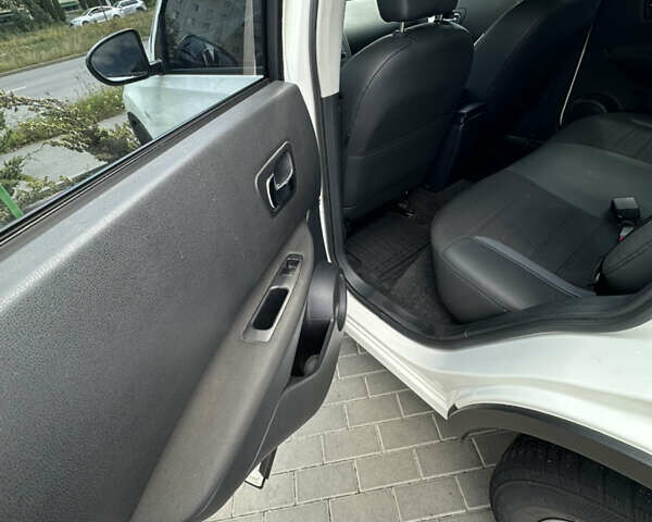 Белый Ниссан Кашкай, объемом двигателя 2 л и пробегом 153 тыс. км за 12500 $, фото 26 на Automoto.ua
