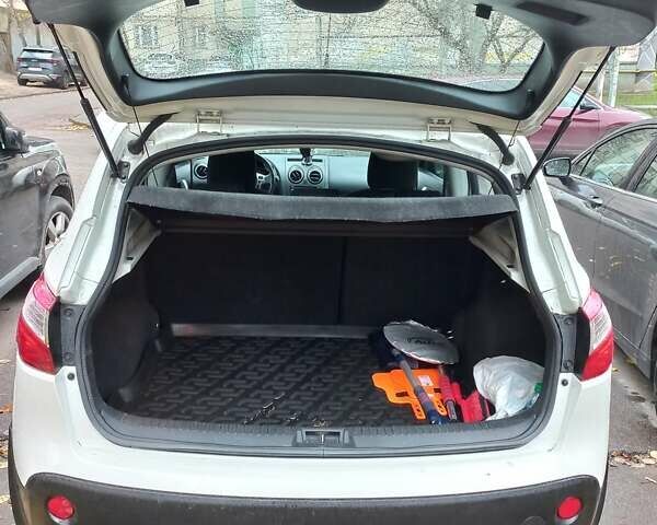 Белый Ниссан Кашкай, объемом двигателя 1.6 л и пробегом 87 тыс. км за 12500 $, фото 8 на Automoto.ua