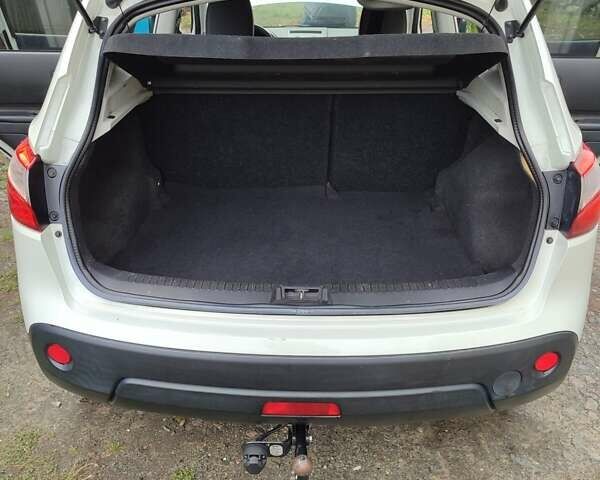 Белый Ниссан Кашкай, объемом двигателя 1.6 л и пробегом 200 тыс. км за 11300 $, фото 19 на Automoto.ua