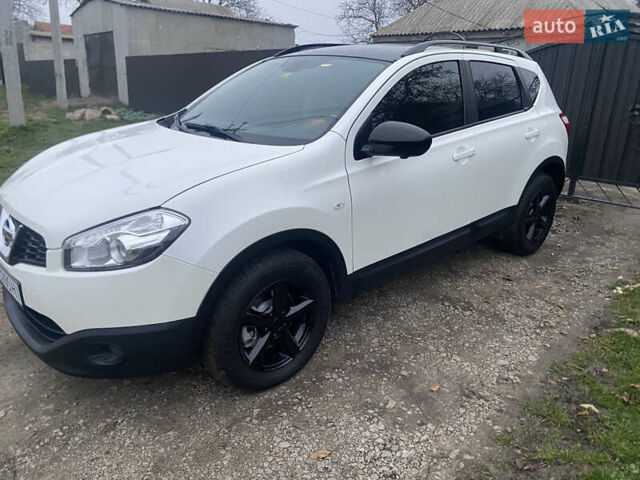 Белый Ниссан Кашкай, объемом двигателя 2 л и пробегом 220 тыс. км за 11000 $, фото 4 на Automoto.ua