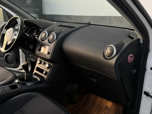 Белый Ниссан Кашкай, объемом двигателя 1.6 л и пробегом 231 тыс. км за 12399 $, фото 14 на Automoto.ua