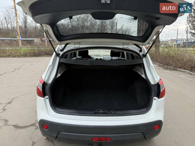 Білий Ніссан Кашкай, об'ємом двигуна 1.5 л та пробігом 177 тис. км за 12299 $, фото 7 на Automoto.ua