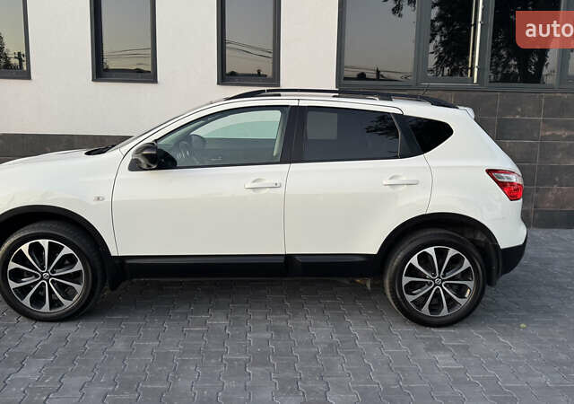 Белый Ниссан Кашкай, объемом двигателя 1.6 л и пробегом 231 тыс. км за 12399 $, фото 4 на Automoto.ua