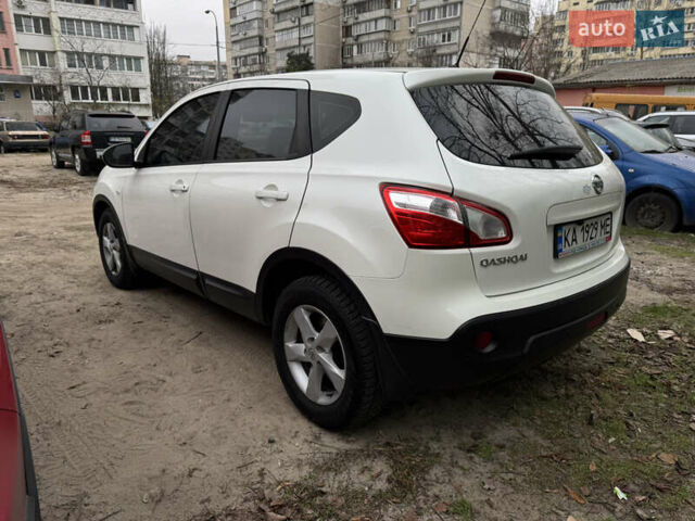 Білий Ніссан Кашкай, об'ємом двигуна 1.6 л та пробігом 175 тис. км за 11000 $, фото 4 на Automoto.ua