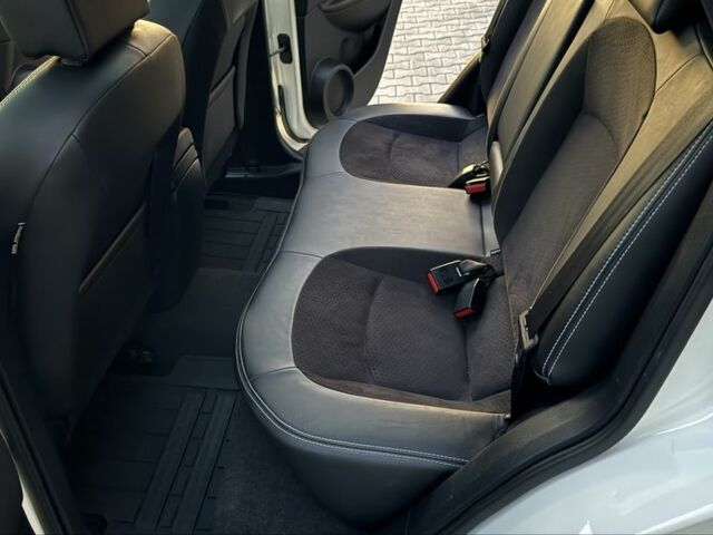 Белый Ниссан Кашкай, объемом двигателя 1.6 л и пробегом 231 тыс. км за 12399 $, фото 16 на Automoto.ua