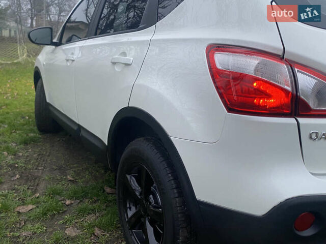 Белый Ниссан Кашкай, объемом двигателя 2 л и пробегом 220 тыс. км за 11000 $, фото 6 на Automoto.ua