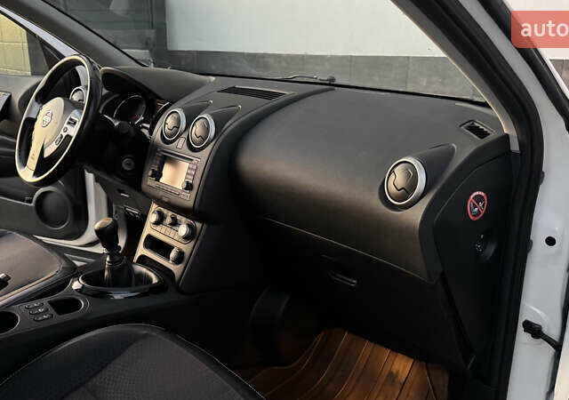 Белый Ниссан Кашкай, объемом двигателя 1.6 л и пробегом 231 тыс. км за 12399 $, фото 17 на Automoto.ua