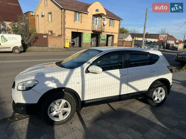 Белый Ниссан Кашкай, объемом двигателя 1.6 л и пробегом 167 тыс. км за 10000 $, фото 2 на Automoto.ua