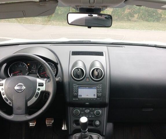 Белый Ниссан Кашкай, объемом двигателя 1.6 л и пробегом 214 тыс. км за 11800 $, фото 14 на Automoto.ua