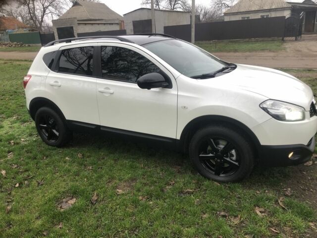 Белый Ниссан Кашкай, объемом двигателя 2 л и пробегом 220 тыс. км за 11000 $, фото 3 на Automoto.ua