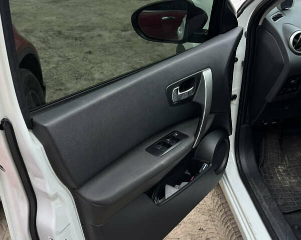 Білий Ніссан Кашкай, об'ємом двигуна 1.6 л та пробігом 175 тис. км за 11000 $, фото 10 на Automoto.ua