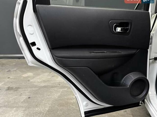 Білий Ніссан Кашкай, об'ємом двигуна 1.6 л та пробігом 141 тис. км за 10000 $, фото 34 на Automoto.ua