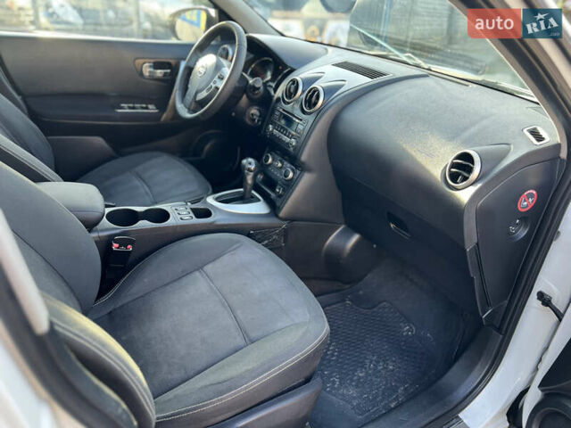 Белый Ниссан Кашкай, объемом двигателя 1.6 л и пробегом 167 тыс. км за 10000 $, фото 8 на Automoto.ua