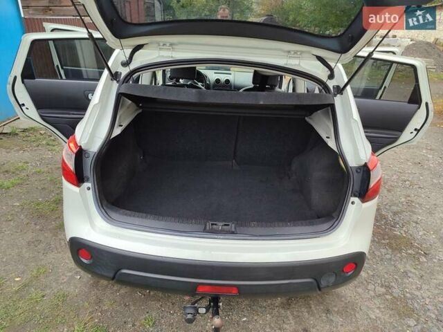 Белый Ниссан Кашкай, объемом двигателя 1.6 л и пробегом 200 тыс. км за 11300 $, фото 12 на Automoto.ua